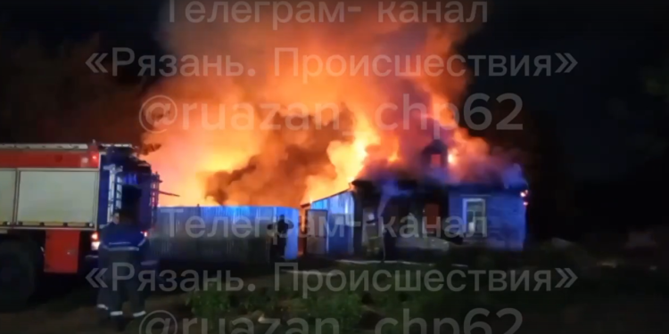 Около рязанского ТД "Барс" сгорел частный дом Около рязанского ТД «Барс» сгорел частный дом
