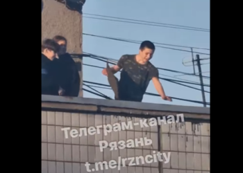 На улице Стройкова подростки бросали с крыши многоэтажки тяжелые предметы