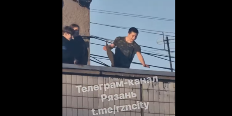 На улице Стройкова подростки бросали с крыши многоэтажки тяжелые предметы На улице Стройкова подростки бросали с крыши многоэтажки тяжелые предметы