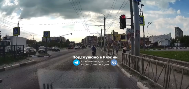В рязанской Дашково-Песочне мотоциклист проехал на красный сигнал светофора