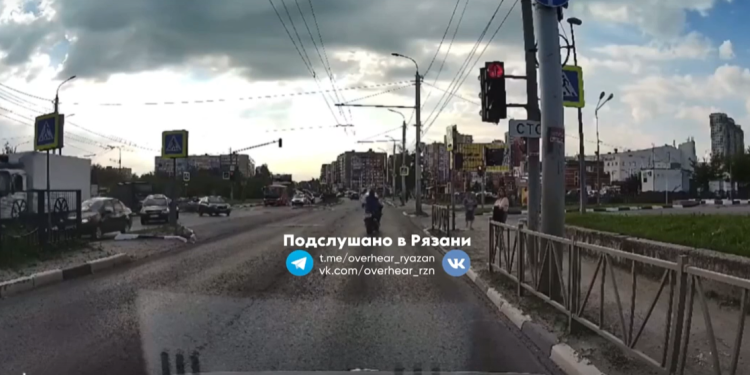 В рязанской Дашково-Песочне мотоциклист проехал на красный сигнал светофора