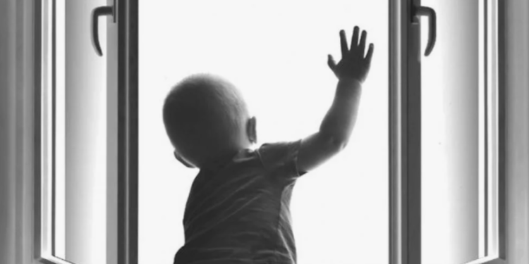 В Рязани из окна второго этажа многоэтажки выпал 2-летний ребенок