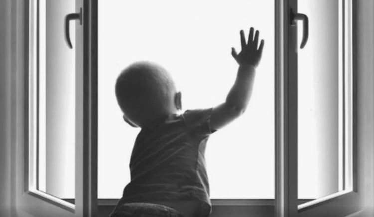 В Рязани из окна второго этажа многоэтажки выпал 2-летний ребенок