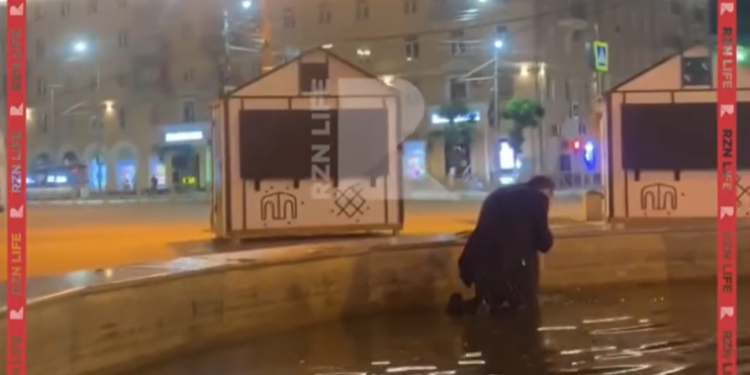 На рязанской площади Победы мужчина выполнял странный ритуал в фонтане