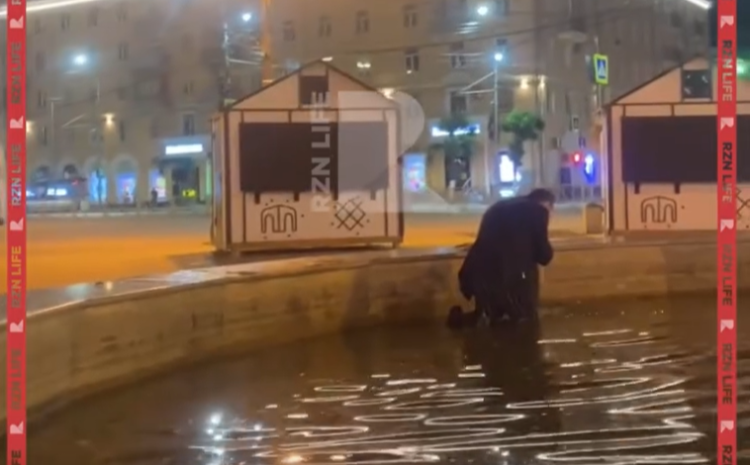 На рязанской площади Победы мужчина выполнял странный ритуал в фонтане