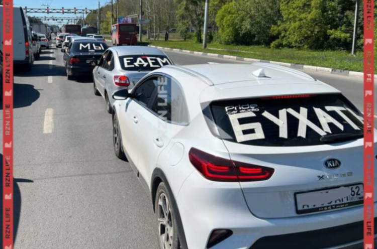 На Московском шоссе засняли кортеж из машин, водители которых "едут бухать"