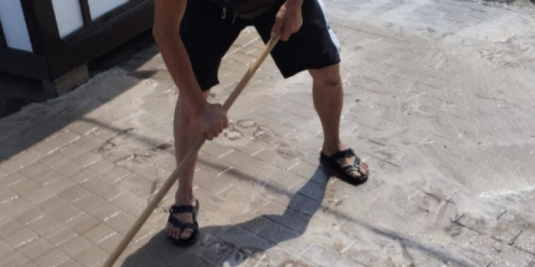 В преддверии ярмарки ко Дню семьи, любви и верности площадку перед рязанским МКЦ помыли с пеной