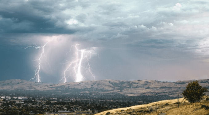 Синоптик Тишковец предупредил россиян о грозовых дождях и залповых ливнях