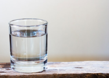 Эндокринолог Новикова: стакан воды с утра стимулирует выработку ферментов