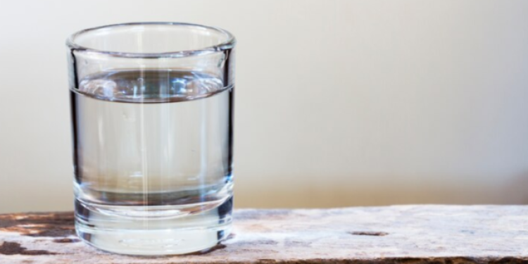 Эндокринолог Новикова: стакан воды с утра стимулирует выработку ферментов