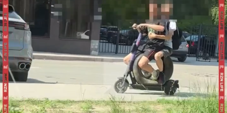 Рязанские подростки сделали из электросамоката двухместный мопед