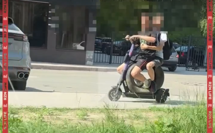 Рязанские подростки сделали из электросамоката двухместный мопед