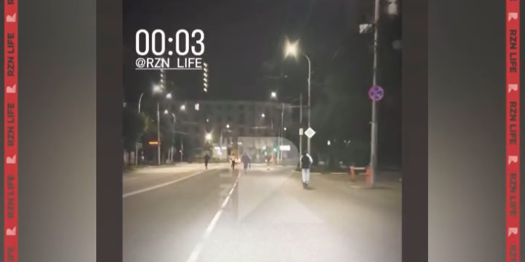 В Рязани засняли группу электросамокатчиков, ехавших по проезжей части В Рязани засняли группу электросамокатчиков, ехавших по проезжей части