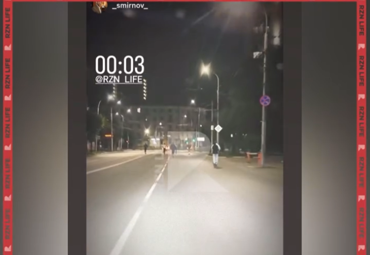 В Рязани засняли группу электросамокатчиков, ехавших по проезжей части