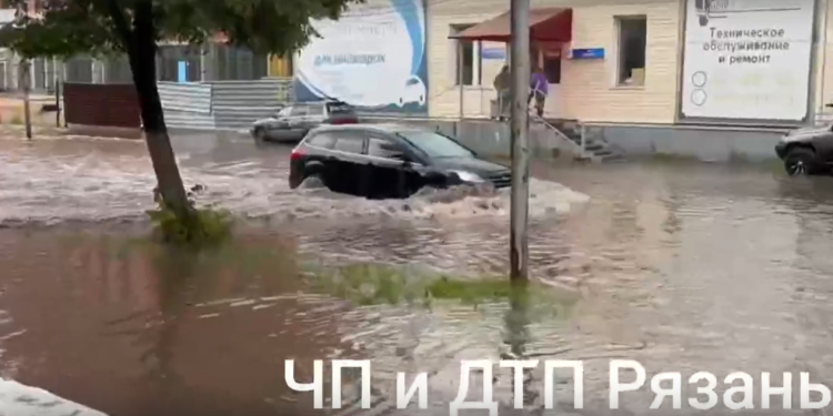 После сильного ливня в Рязани затопило улицы