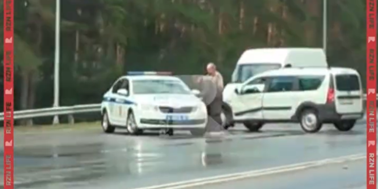 Возле рязанской гостиницы "В некотором царстве" столкнулись две легковушки Возле рязанской гостиницы «В некотором царстве» столкнулись две легковушки