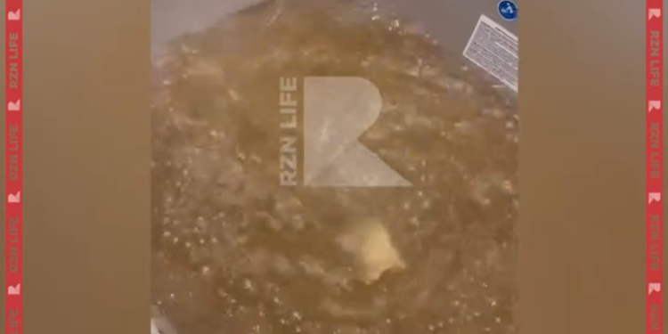 Рязанцы пожаловались на ржавую воду, которая течет из-под крана Рязанцы пожаловались на ржавую воду, которая течет из-под крана