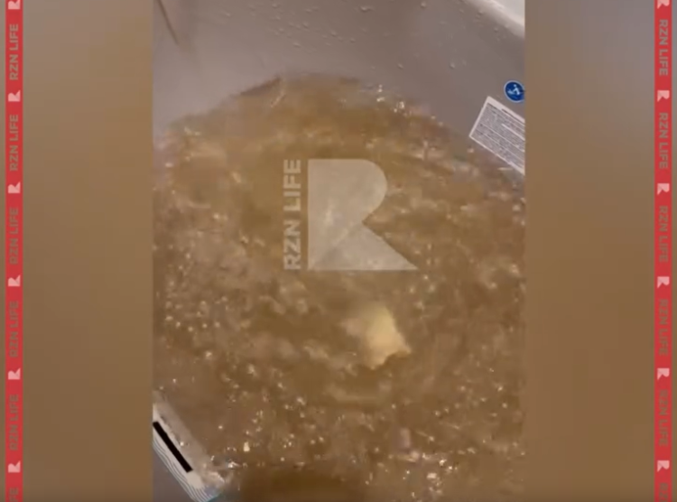 Рязанцы пожаловались на ржавую воду, которая течет из-под крана