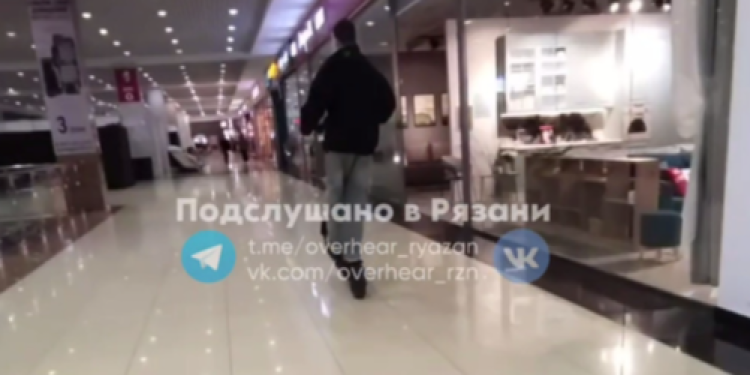 В рязанском ТРЦ «Премьер» подросток рассекал на электросамокате