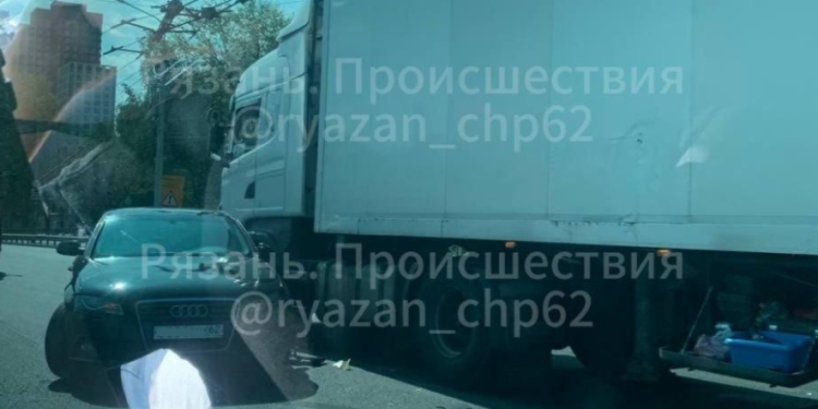 В рязанском Приокском 19 августа произошла авария с участием фуры