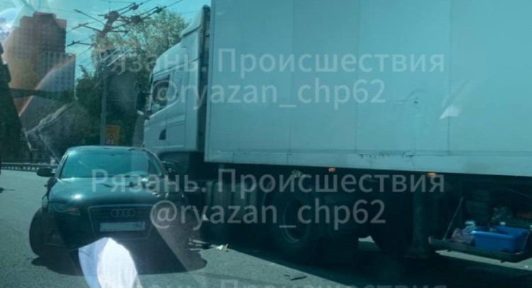 В рязанском Приокском 19 августа произошла авария с участием фуры