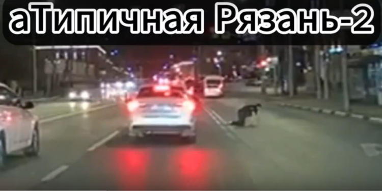 Рязанцы засняли ползущего по дороге мужчину в центре города