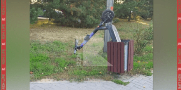 На улице Чапаева неизвестные выбросили электросамокат в мусорный бак