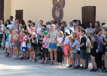 На территории рязанской школы №1 открыли современную спортивную площадку