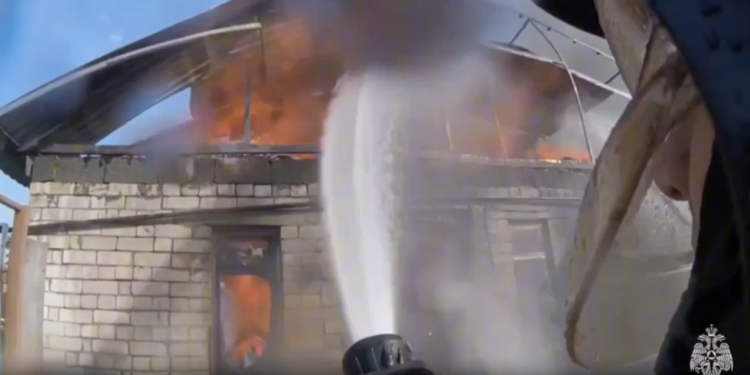 В Сети появилось видео с места тушения пожара в деревне Каменец Рязанского района