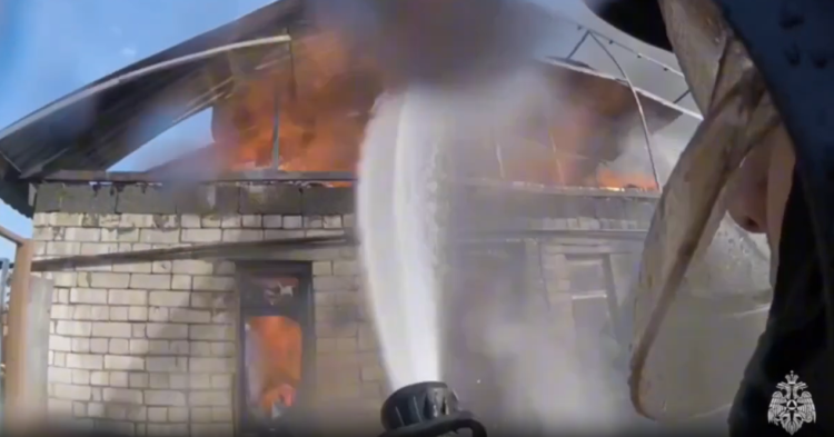 В Сети появилось видео с места тушения пожара в деревне Каменец Рязанского района