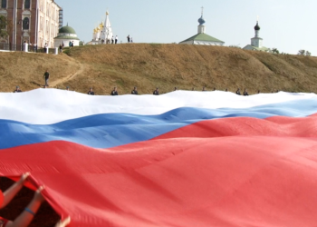 Ко Дню города над рязанским Кремлевским валом развернули триколор