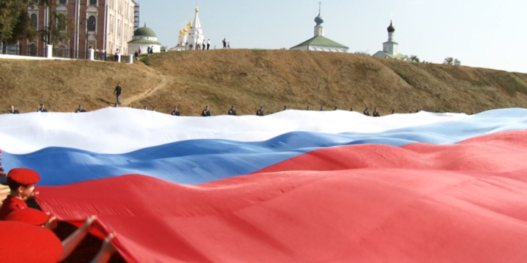 Ко Дню города над рязанским Кремлевским валом развернули триколор Ко Дню города над рязанским Кремлевским валом развернули триколор