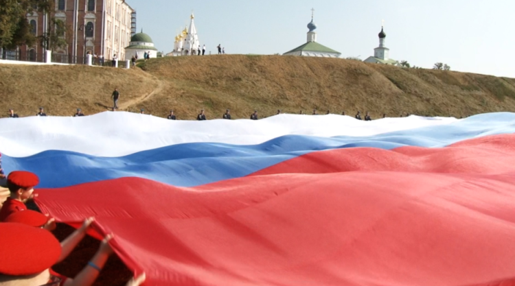 Ко Дню города над рязанским Кремлевским валом развернули триколор