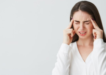 Эксперт Попов: алкоголь, шоколад и сыр являются частой причиной головной боли