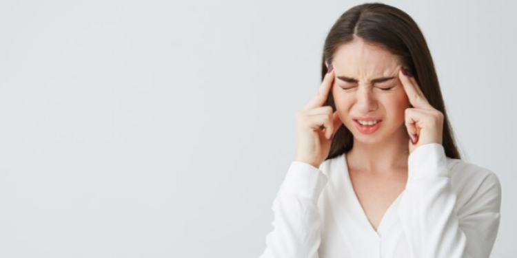 Эксперт Попов: алкоголь, шоколад и сыр являются частой причиной головной боли