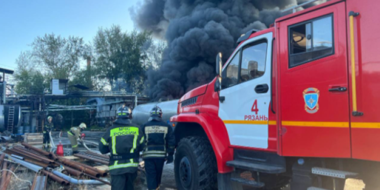 В Сети опубликовали фото и видео тушения крупного пожара на КРЗ