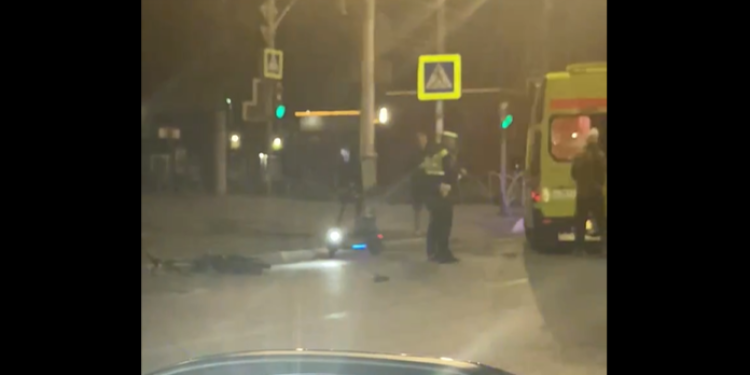 На проезде Яблочкова электросамокатчик попал под колеса автомобиля