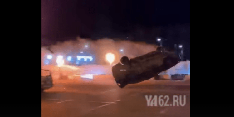 На шоу каскадеров в Рязани в толпу едва не влетел автомобиль На шоу каскадеров в Рязани в толпу едва не влетел автомобиль