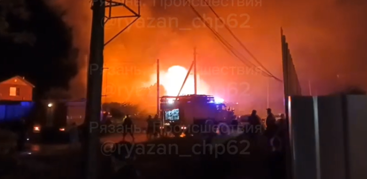В Сети появились кадры тушения крупного пожара в Рязанском районе