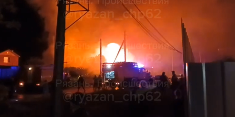 В Сети появились кадры тушения крупного пожара в Рязанском районе В Сети появились кадры тушения крупного пожара в Рязанском районе