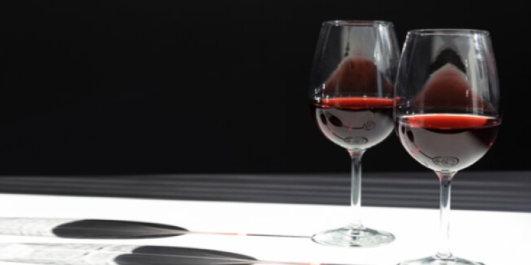 Кардиолог Маршинцева: норма красного вина для здоровой женщины составляет 100 миллилитров