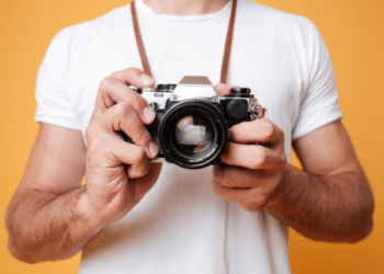 Около рязанской школы №19 мигрант снимает детей на камеру