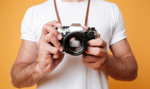 Около рязанской школы №19 мигрант снимает детей на камеру Около рязанской школы №19 мигрант снимает детей на камеру