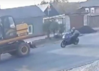 В рязанском Скопине мотоциклист врезался в экскаватор