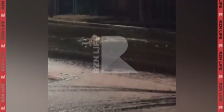 Улицу Ленинского Комсомола затопило