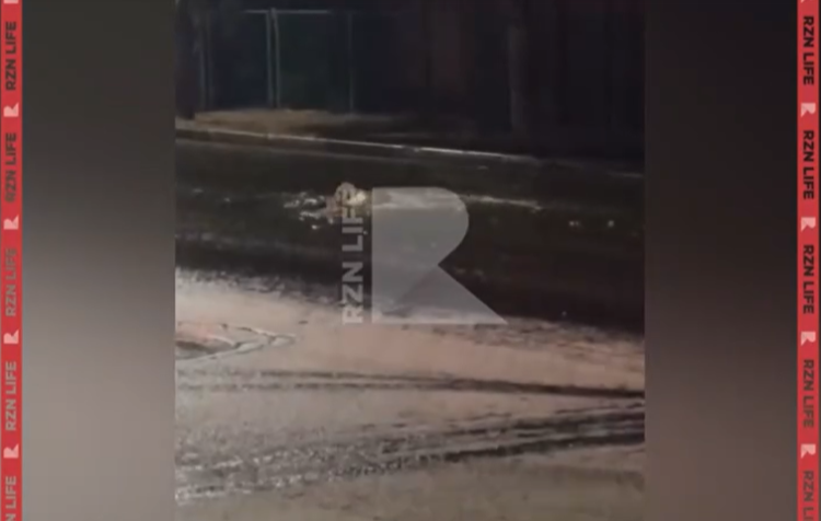 Улицу Ленинского Комсомола затопило