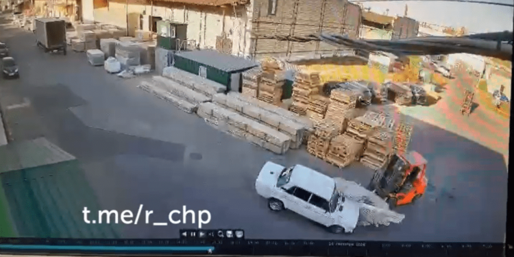 На территории рязанского завода легковушка въехала в погрузчик