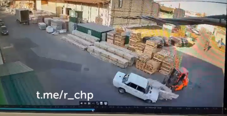 На территории рязанского завода легковушка въехала в погрузчик