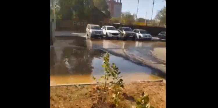 На Московском шоссе прорвало канализацию