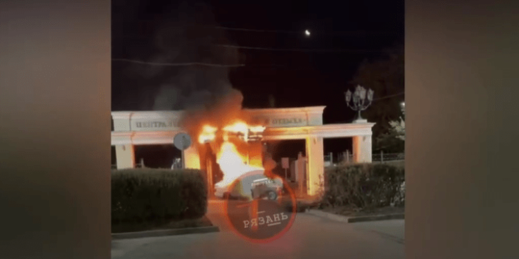 В Сети появилось видео момента возгорания автомобиля, врезавшегося в рязанский ЦПКиО В Сети появилось видео момента возгорания автомобиля, врезавшегося в рязанский ЦПКиО